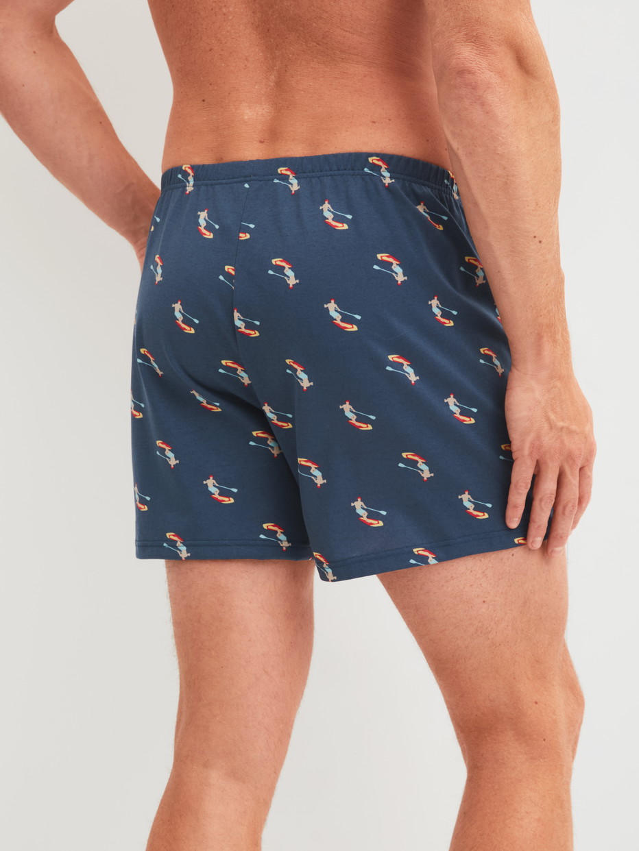 Herren-Model trägt Jersey-Boxershorts ohne Eingriff aus Baumwolle in Blau, Gemustert aus Serie Prints von CALIDA, Rückansicht