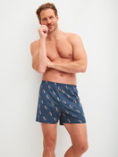 Le mannequin Homme porte le/la Boxer short en Coton de couleur Bleu, À motifs, de la série Prints de CALIDA, Tenue