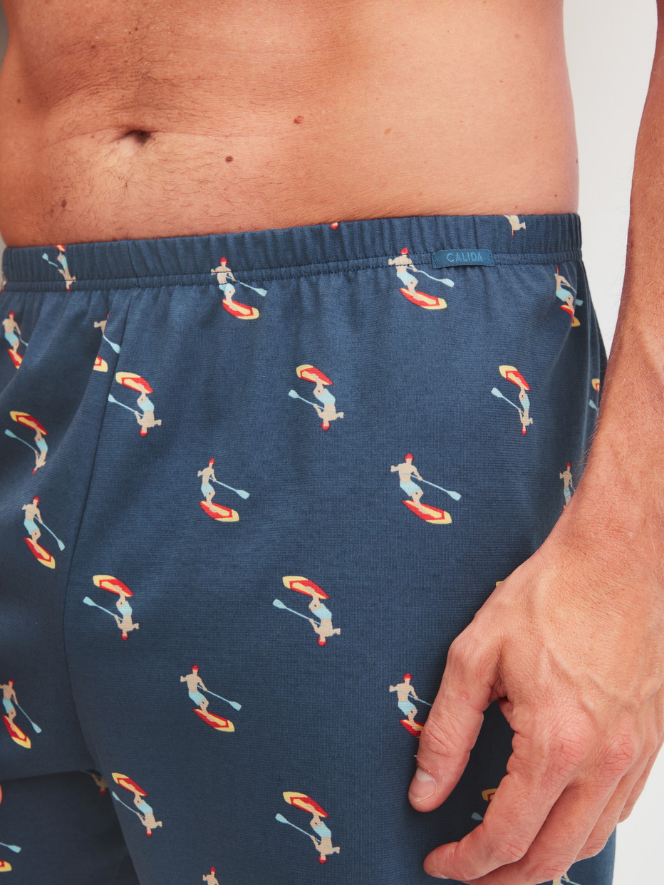 Herren-Model trägt Jersey-Boxershorts ohne Eingriff aus Baumwolle in Blau, Gemustert aus Serie Prints von CALIDA, Detail