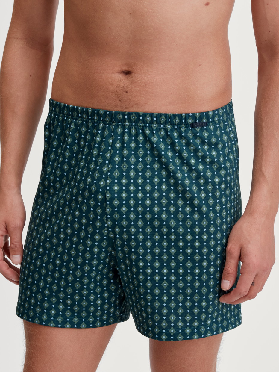 La modella / Il modello Uomo indossa Boxer short in 100% cotone di colore Turchese, Modello, della serie Prints di CALIDA, Vista frontale