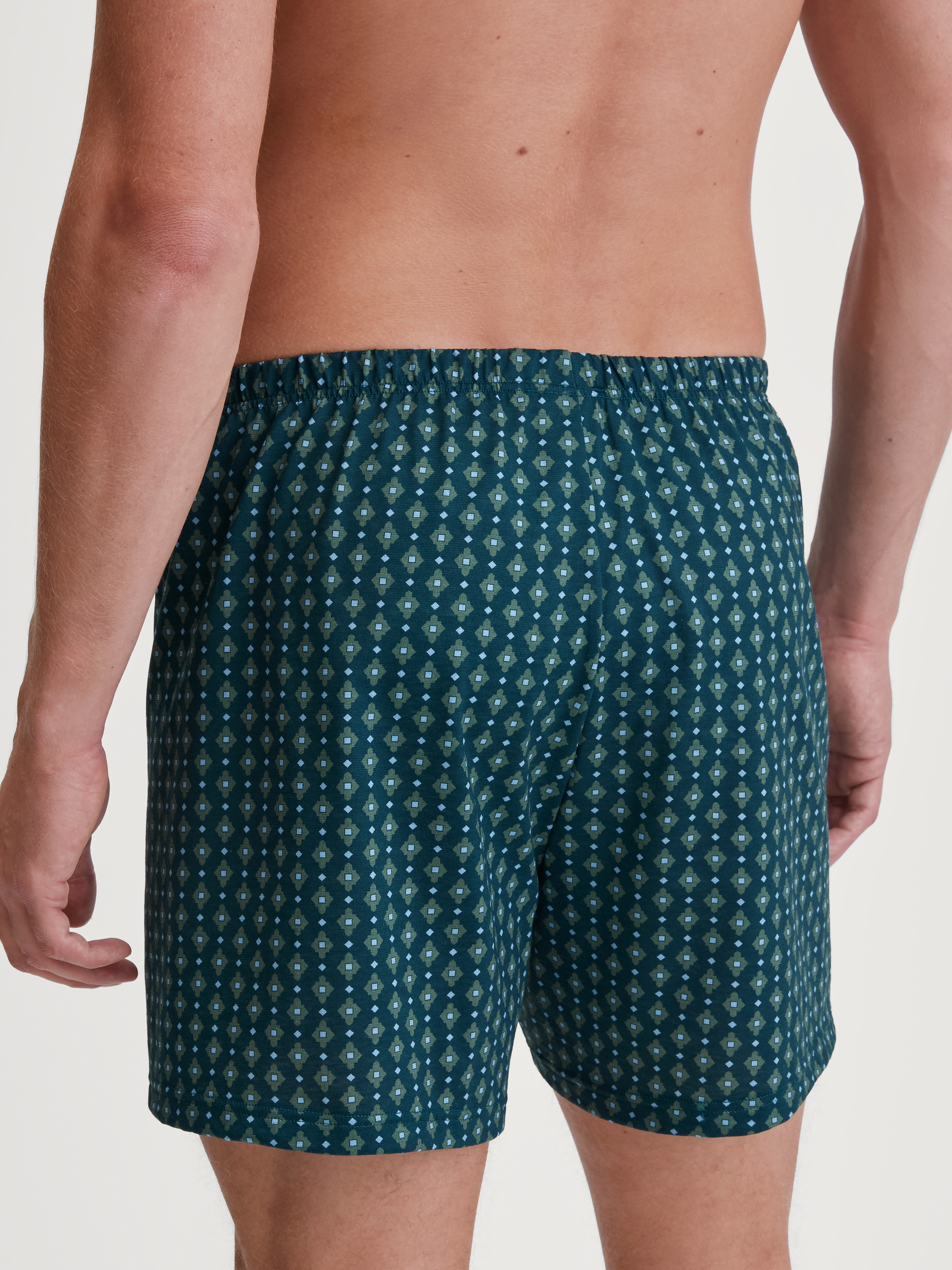 Le mannequin Homme porte le/la Boxer short en 100% coton de couleur Turquoise, À motifs, de la série Prints de CALIDA, Vue arrière