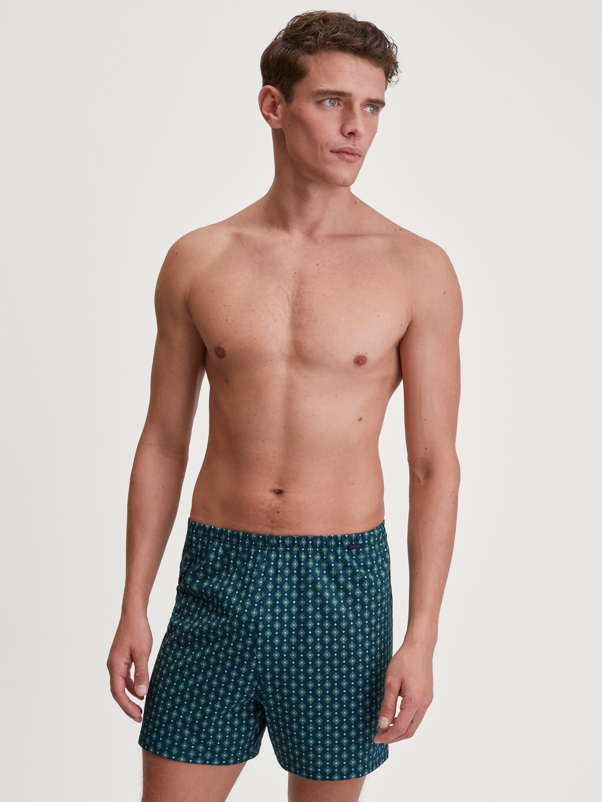Le mannequin Homme porte le/la Boxer short en 100% coton de couleur Turquoise, À motifs, de la série Prints de CALIDA, Tenue