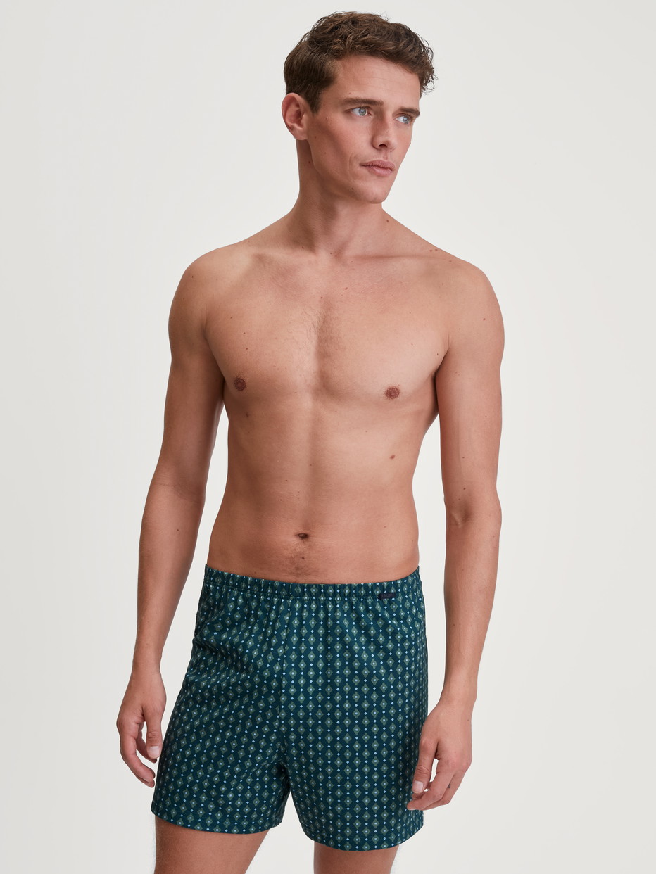 La modella / Il modello Uomo indossa Boxer short in 100% cotone di colore Turchese, Modello, della serie Prints di CALIDA, Abbigliamento