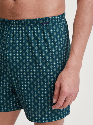 La modella / Il modello Uomo indossa Boxer short in 100% cotone di colore Turchese, Modello, della serie Prints di CALIDA, Vista frontale