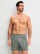 Le mannequin Homme porte le/la Boxer short en 100% coton de couleur Vert, À carreaux, de la série Prints de CALIDA, Tenue