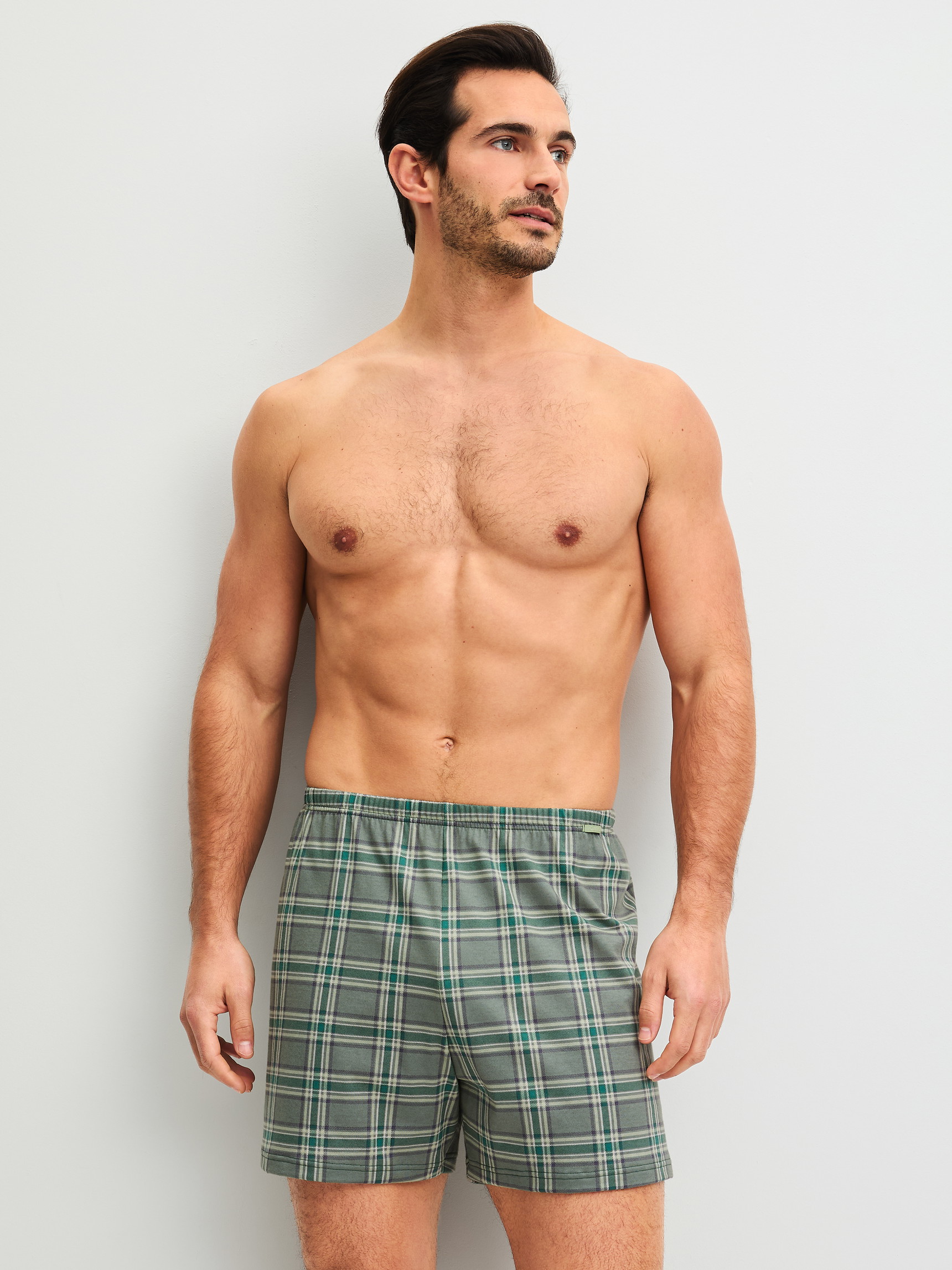 Herren-Model trägt Jersey-Boxershorts ohne Eingriff aus 100% Baumwolle in Grün, Kariert aus Serie Prints von CALIDA, Outfit