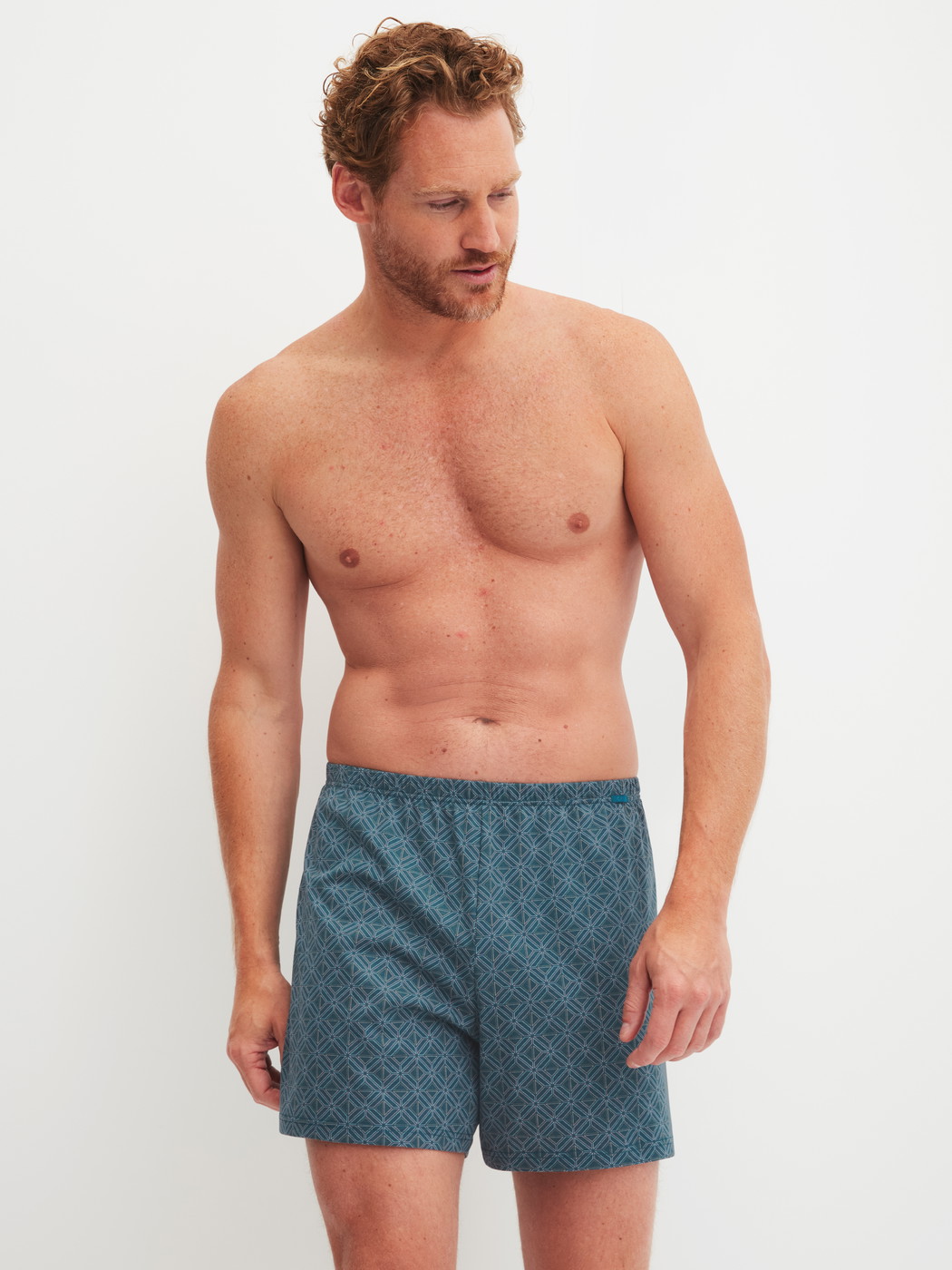 Le mannequin Homme porte le/la Boxer short en Coton de couleur Bleu, À motifs, de la série Prints de CALIDA, Tenue