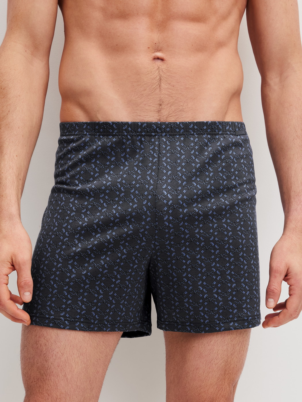 La modella / Il modello Uomo indossa Boxer short in 100% cotone di colore Grigio, Modello, della serie Prints di CALIDA, Vista frontale