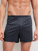 La modella / Il modello Uomo indossa Boxer short in 100% cotone di colore Grigio, Modello, della serie Prints di CALIDA, Vista frontale