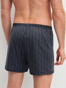 La modella / Il modello Uomo indossa Boxer short in 100% cotone di colore Grigio, Modello, della serie Prints di CALIDA, Vista posteriore