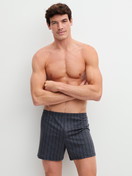 La modella / Il modello Uomo indossa Boxer short in 100% cotone di colore Grigio, Modello, della serie Prints di CALIDA, Vista frontale