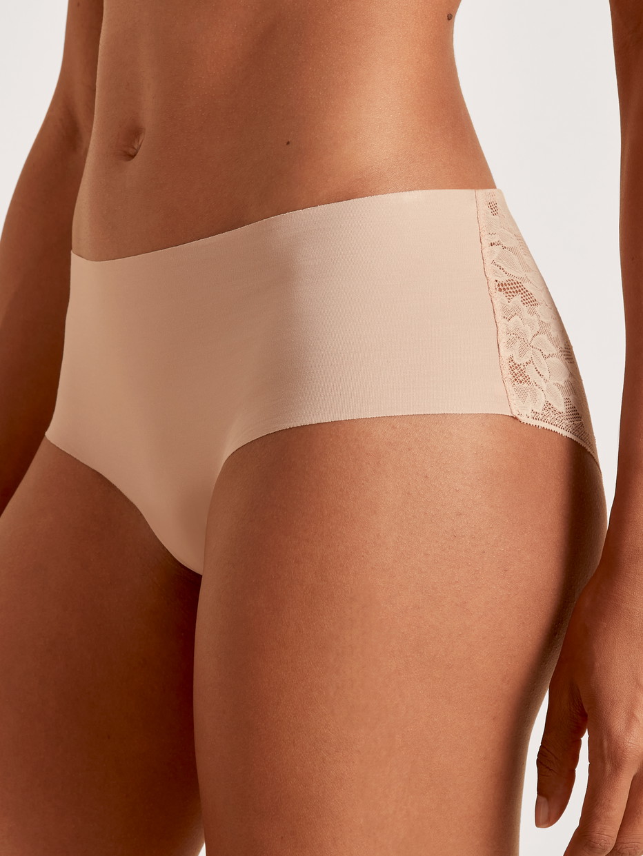 Damen-Model trägt Panty aus Modal in Rosa, Spitze aus Serie Natural Skin Lace von CALIDA, Vorderansicht