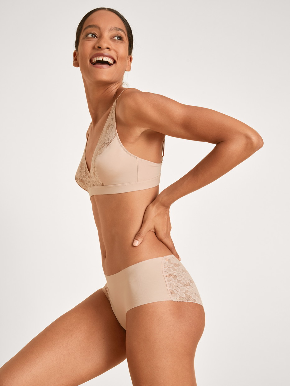 Damen-Model trägt Panty aus Modal in Rosa, Spitze aus Serie Natural Skin Lace von CALIDA, Outfit