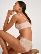 Damen-Model trägt Panty aus Modal in Rosa, Spitze aus Serie Natural Skin Lace von CALIDA, Outfit