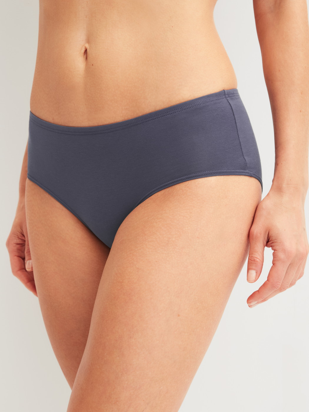 La modella / Il modello Donna indossa Panty a vita bassa in Cotone di colore Grigio, Tinta unita, della serie Essential Cotton di CALIDA, Vista frontale