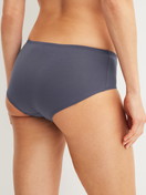 La modella / Il modello Donna indossa Panty a vita bassa in Cotone di colore Grigio, Tinta unita, della serie Essential Cotton di CALIDA, Vista posteriore
