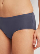 La modella / Il modello Donna indossa Panty a vita bassa in Cotone di colore Grigio, Tinta unita, della serie Essential Cotton di CALIDA, Dettaglio
