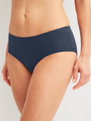 Le mannequin Femme porte le/la Panty taille basse en Coton de couleur Bleu, Unicolore, de la série Essential Cotton Spe de CALIDA, Vue de face