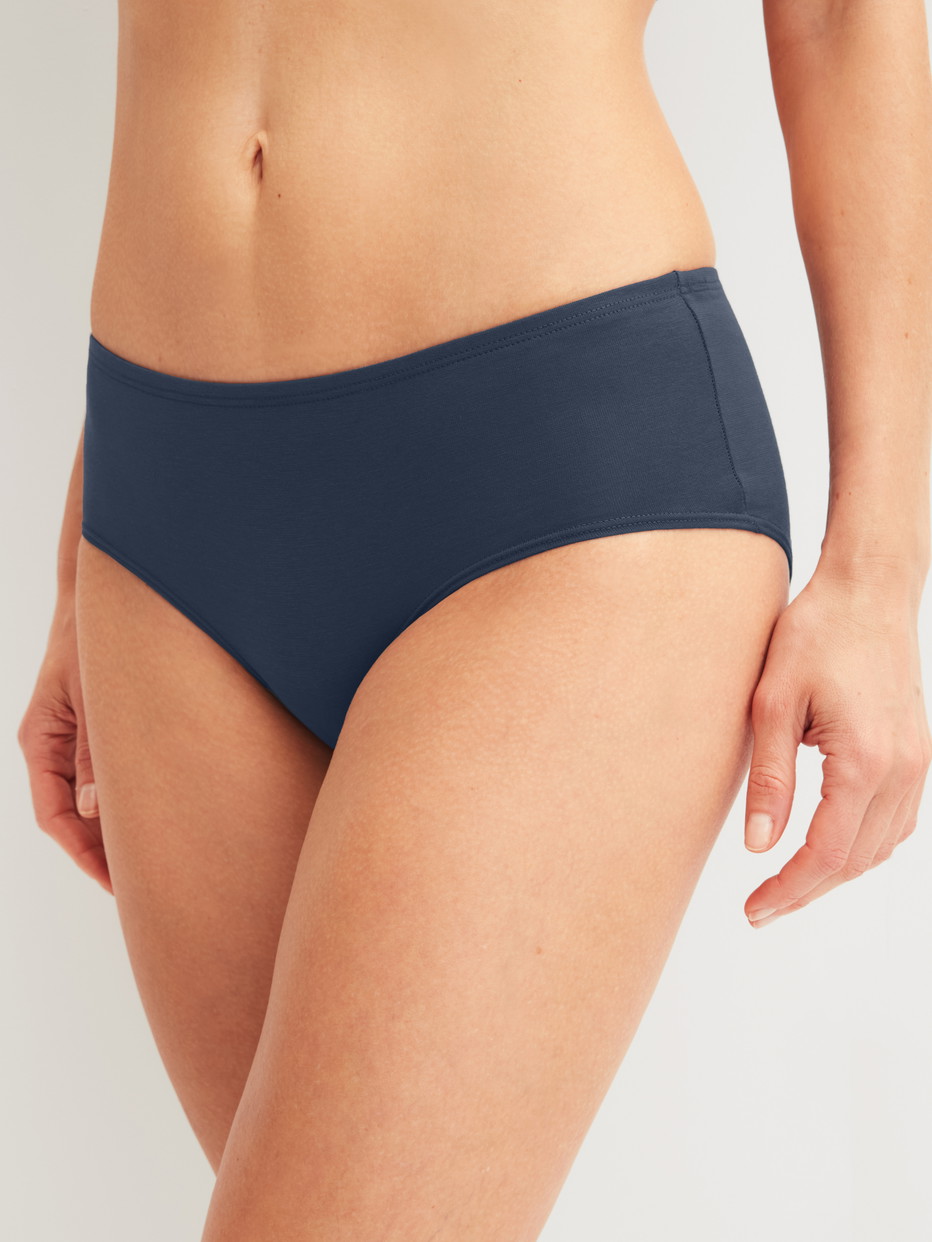 La modella / Il modello Donna indossa Panty a vita bassa in Cotone di colore Blu, Tinta unita, della serie Essential Cotton Spe di CALIDA, Vista frontale