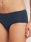 Le mannequin Femme porte le/la Panty taille basse en Coton de couleur Bleu, Unicolore, de la série Essential Cotton Spe de CALIDA, Détail