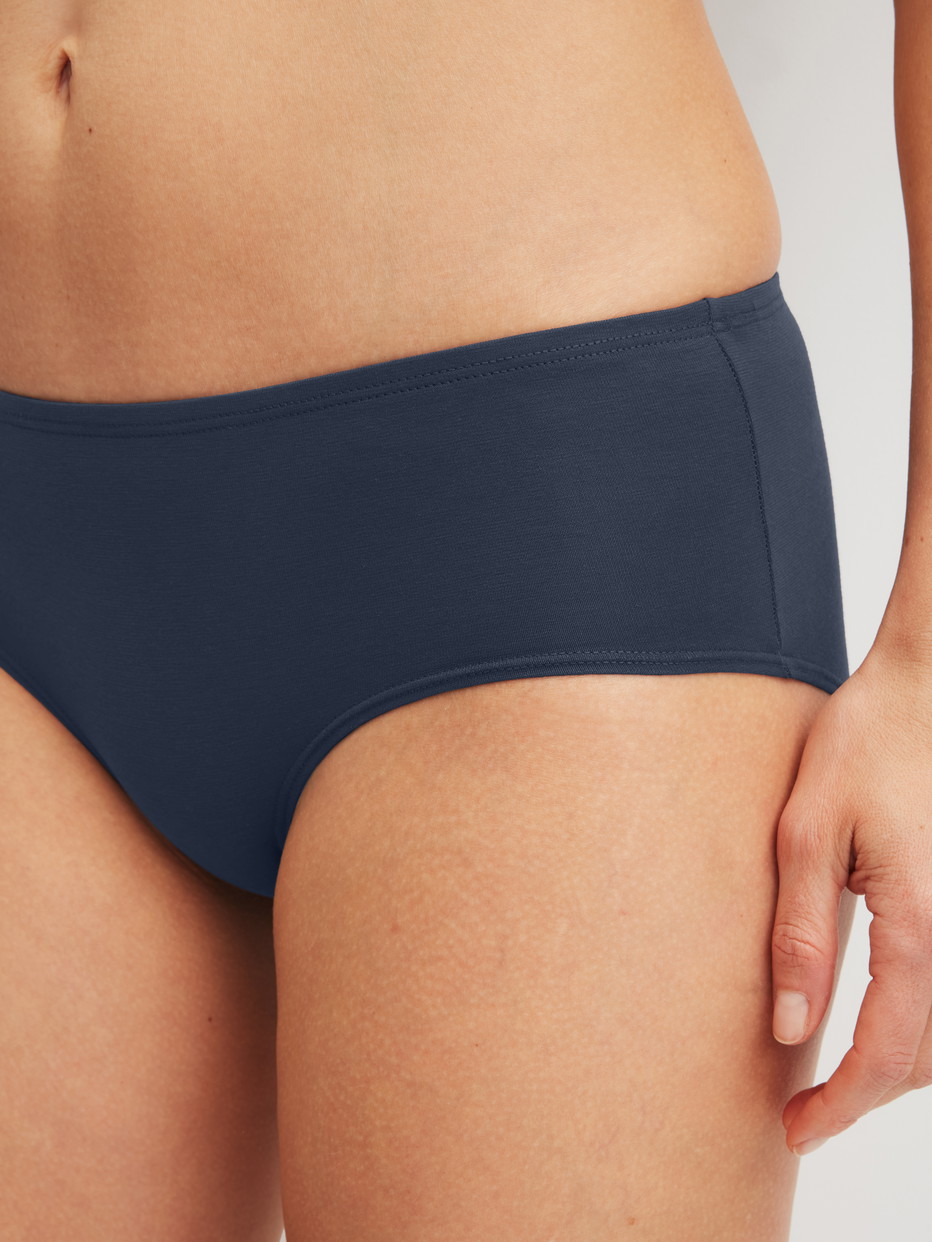 La modella / Il modello Donna indossa Panty a vita bassa in Cotone di colore Blu, Tinta unita, della serie Essential Cotton Spe di CALIDA, Dettaglio