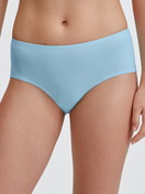 Le mannequin Femme porte le/la Panty taille basse en Coton de couleur Bleu, Unicolore, de la série Essential Cotton de CALIDA, Vue de face