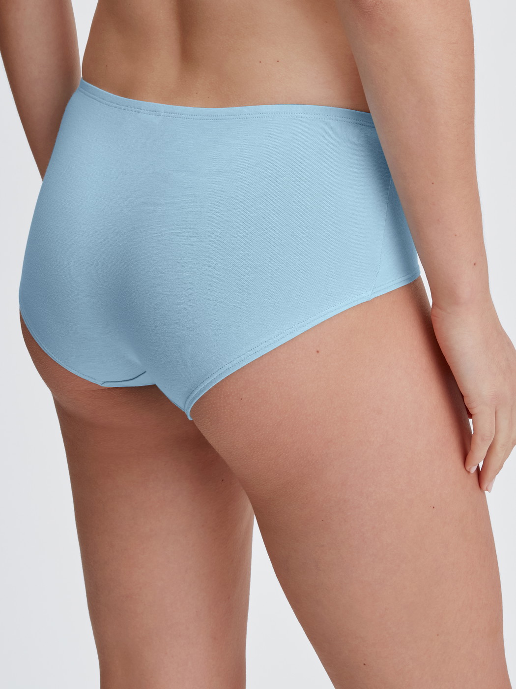 Le mannequin Femme porte le/la Panty taille basse en Coton de couleur Bleu, Unicolore, de la série Essential Cotton de CALIDA, Vue de face
