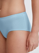Le mannequin Femme porte le/la Panty taille basse en Coton de couleur Bleu, Unicolore, de la série Essential Cotton de CALIDA, Détail