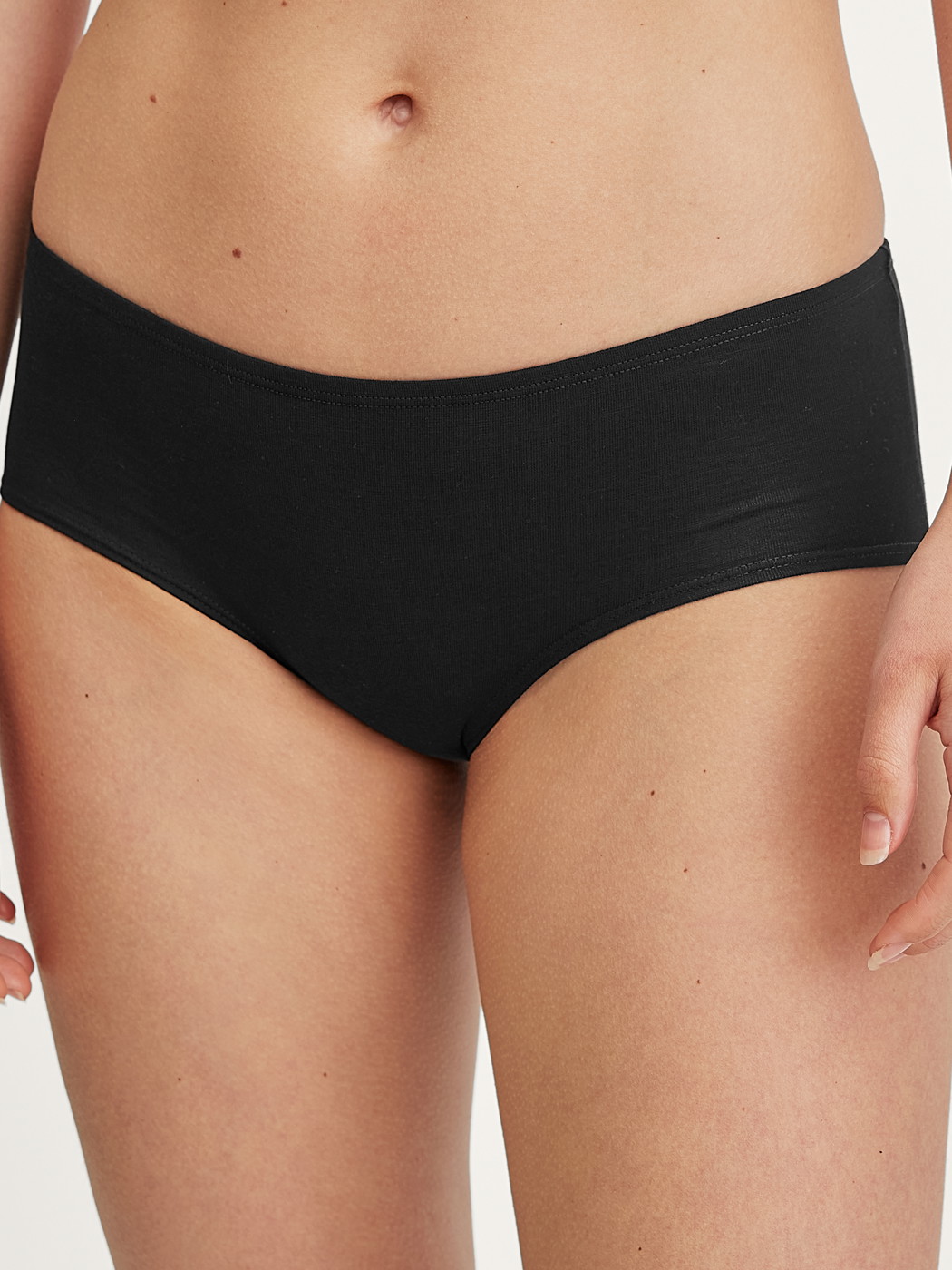 Le mannequin Femme porte le/la Panty taille basse en Coton de couleur Noir, Unicolore, de la série Essential Cotton de CALIDA, Vue de face