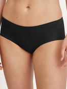 Le mannequin Femme porte le/la Panty taille basse en Coton de couleur Noir, Unicolore, de la série Essential Cotton de CALIDA, Vue de face