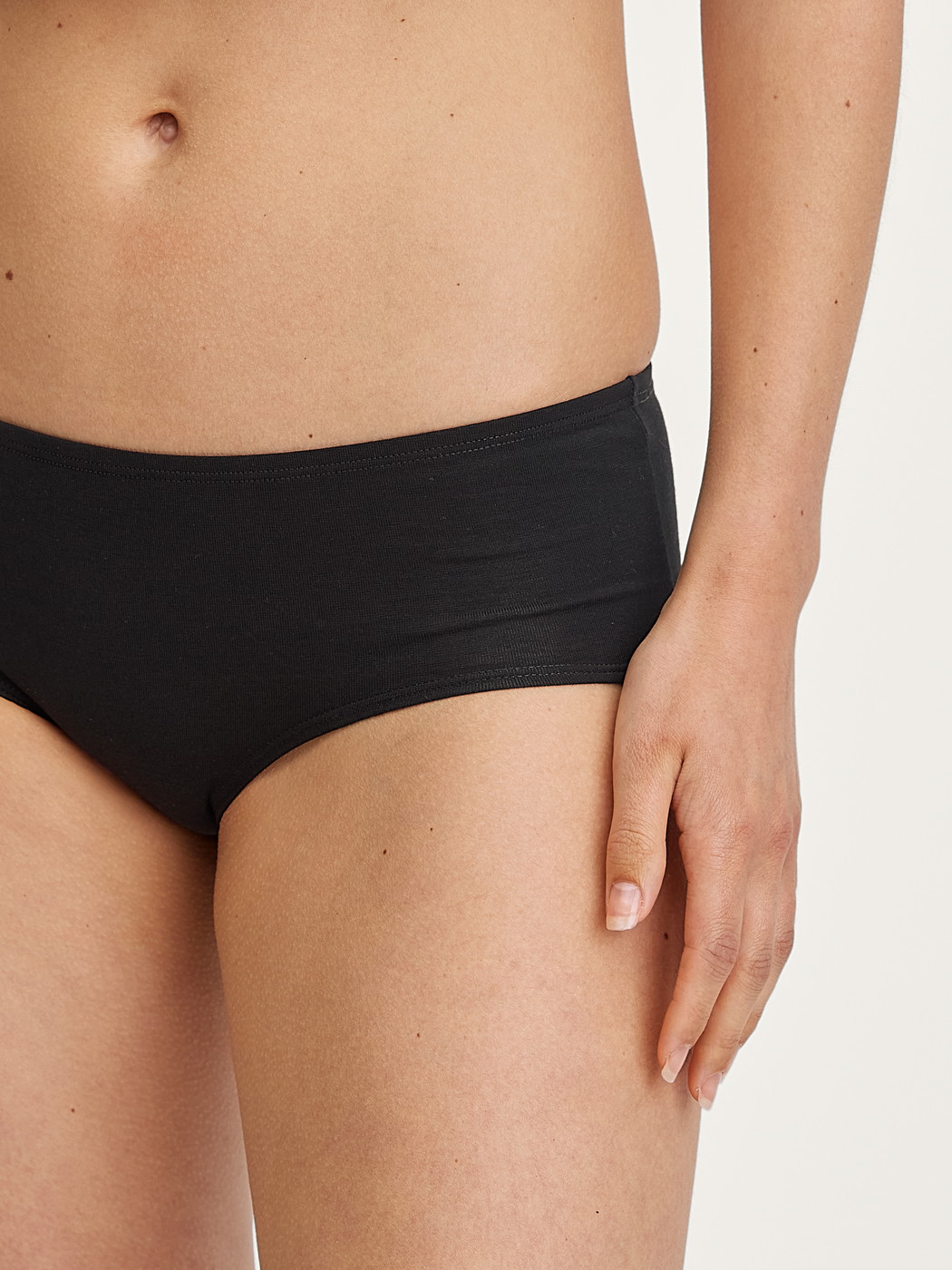 Le mannequin Femme porte le/la Panty taille basse en Coton de couleur Noir, Unicolore, de la série Essential Cotton de CALIDA, Détail