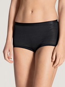 Damen-Model trägt Panty aus Wolle-Seide, high waist aus Swiss+Cotton in Schwarz, Einfarbig aus Serie True Confidence von CALIDA, Vorderansicht