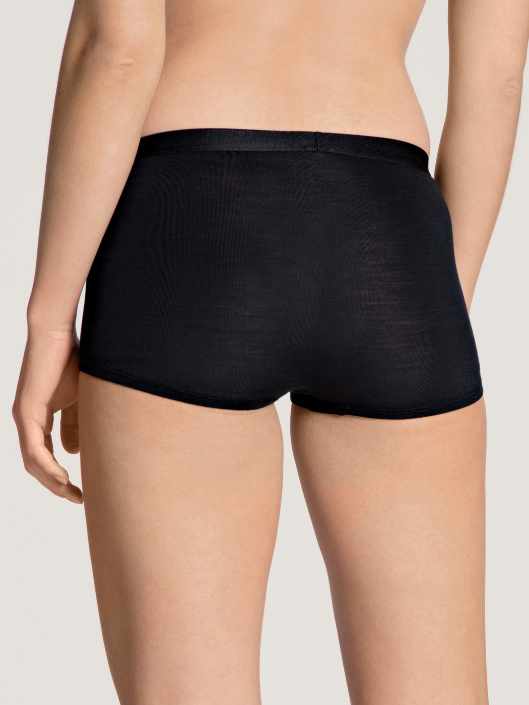 Damen-Model trägt Panty aus Wolle-Seide, high waist aus Swiss+Cotton in Schwarz, Einfarbig aus Serie True Confidence von CALIDA, Rückansicht