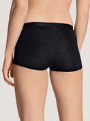 Damen-Model trägt Panty aus Wolle-Seide, high waist aus Swiss+Cotton in Schwarz, Einfarbig aus Serie True Confidence von CALIDA, Rückansicht