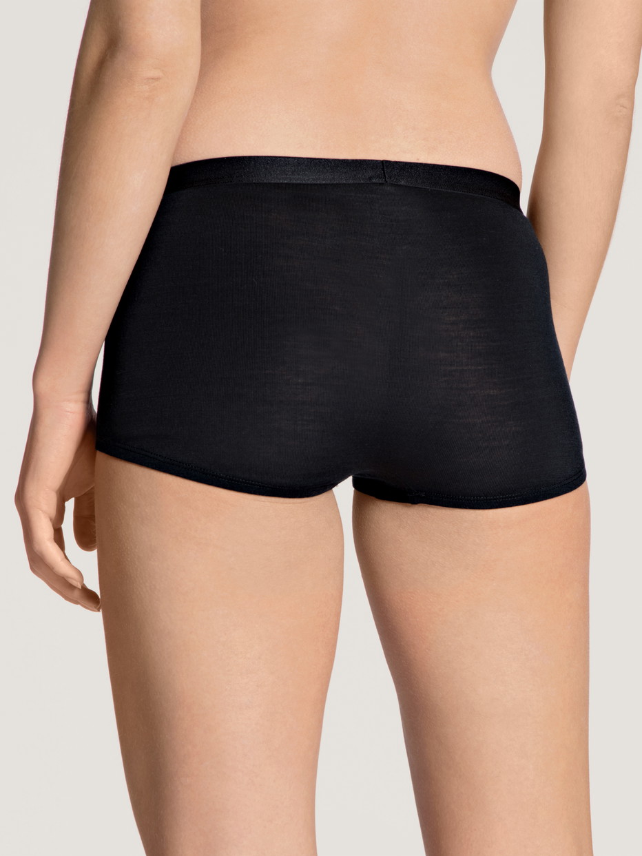 Damen-Model trägt Panty aus Wolle-Seide, high waist aus Swiss+Cotton in Schwarz, Einfarbig aus Serie True Confidence von CALIDA, Rückansicht
