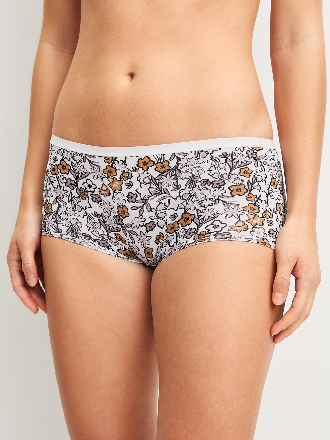 Damen-Model trägt Panty, 3er-Pack aus Polyamid in Violett, Floral aus Serie Eco Sense von CALIDA, Vorderansicht