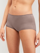 Le mannequin Femme porte le/la Culotte shorty, lot de 3 en Polyamide de couleur Marron, Unicolore, de la série Eco Sense Special de CALIDA, Vue de face