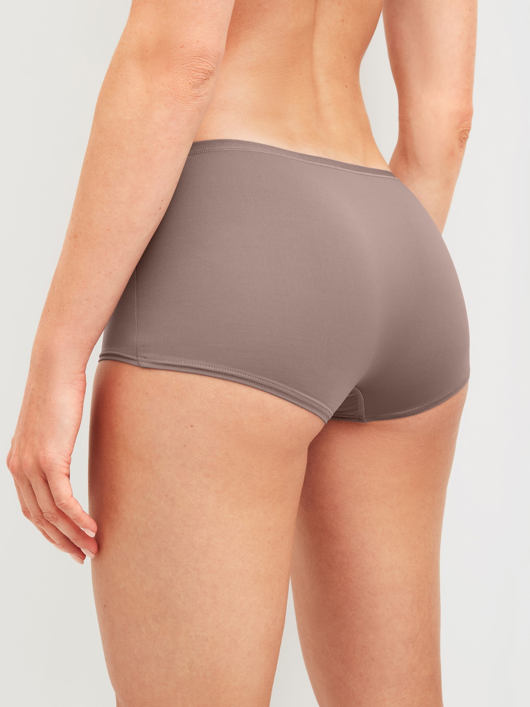 Le mannequin Femme porte le/la Culotte shorty, lot de 3 en Polyamide de couleur Marron, Unicolore, de la série Eco Sense Special de CALIDA, Vue arrière