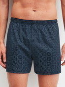 La modella / Il modello Uomo indossa Boxer con patta in 100% cotone di colore Blu, Modello, della serie Selected Cotton di CALIDA, Vista frontale