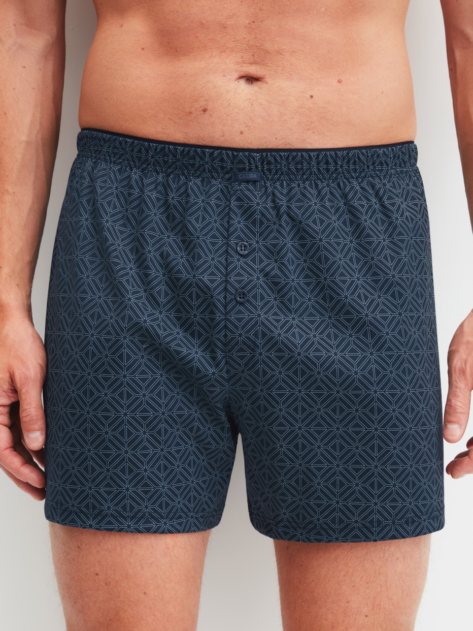 La modella / Il modello Uomo indossa Boxer con patta in 100% cotone di colore Blu, Modello, della serie Selected Cotton di CALIDA, Vista frontale