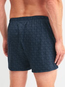 La modella / Il modello Uomo indossa Boxer con patta in 100% cotone di colore Blu, Modello, della serie Selected Cotton di CALIDA, Vista posteriore