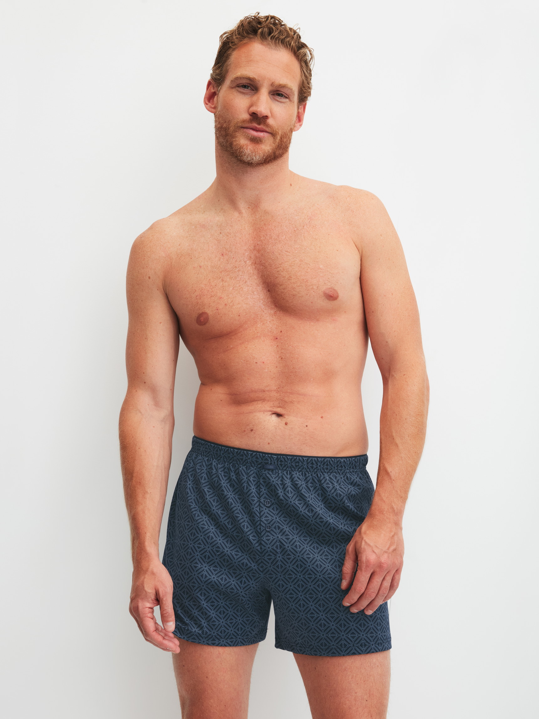 La modella / Il modello Uomo indossa Boxer con patta in 100% cotone di colore Blu, Modello, della serie Selected Cotton di CALIDA, Abbigliamento