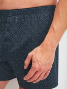 La modella / Il modello Uomo indossa Boxer con patta in 100% cotone di colore Blu, Modello, della serie Selected Cotton di CALIDA, Dettaglio