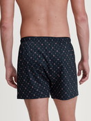 La modella / Il modello Uomo indossa Boxer con patta in 100% cotone di colore Blu, Modello, della serie Selected Cotton di CALIDA, Vista posteriore