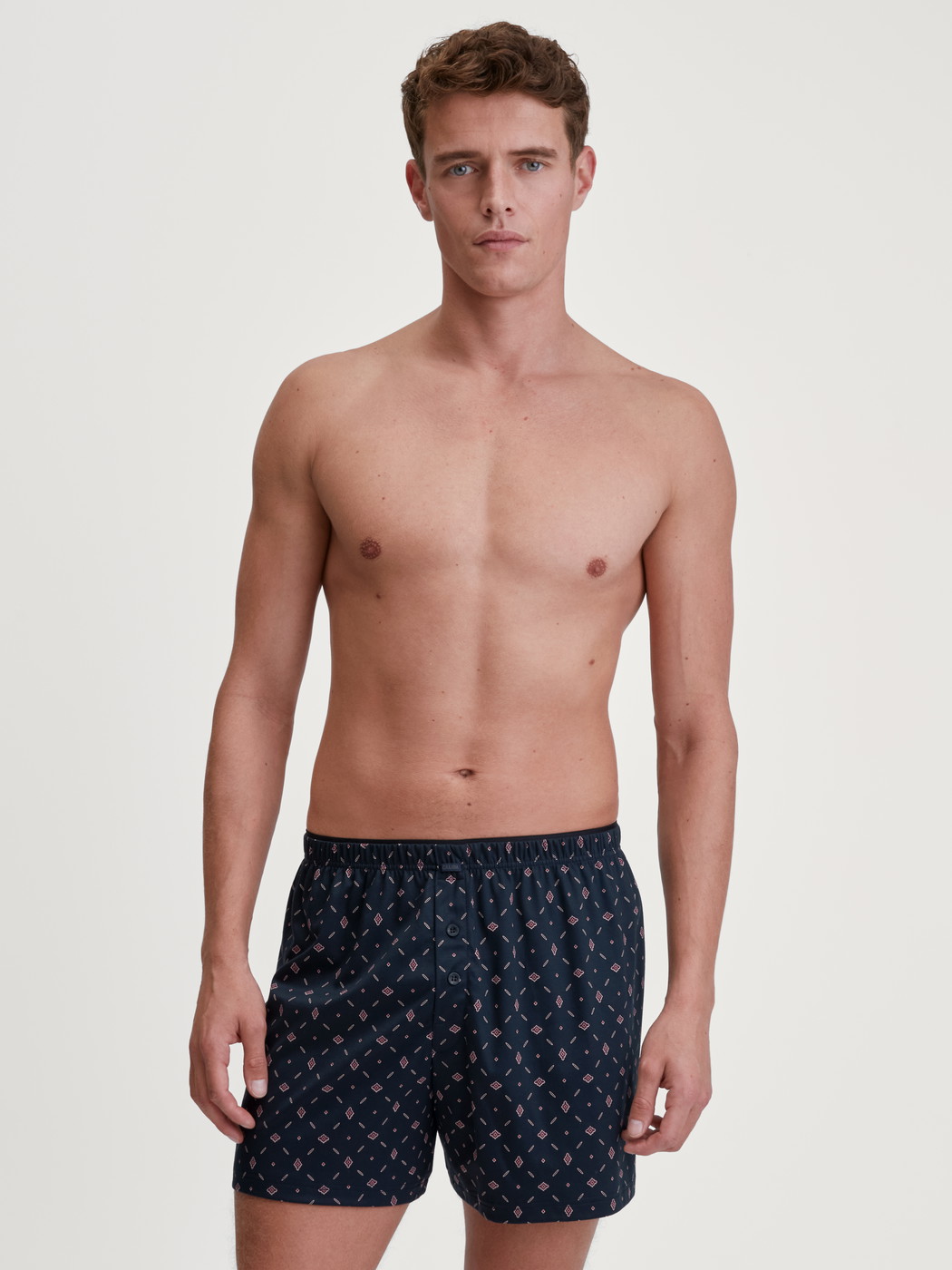 La modella / Il modello Uomo indossa Boxer con patta in 100% cotone di colore Blu, Modello, della serie Selected Cotton di CALIDA, Abbigliamento