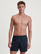 La modella / Il modello Uomo indossa Boxer con patta in 100% cotone di colore Blu, Modello, della serie Selected Cotton di CALIDA, Abbigliamento
