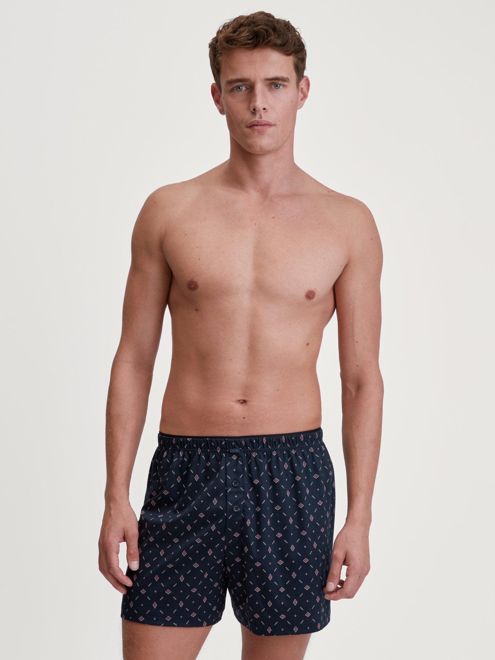 La modella / Il modello Uomo indossa Boxer con patta in 100% cotone di colore Blu, Modello, della serie Selected Cotton di CALIDA, Abbigliamento