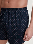 La modella / Il modello Uomo indossa Boxer con patta in 100% cotone di colore Blu, Modello, della serie Selected Cotton di CALIDA, Dettaglio
