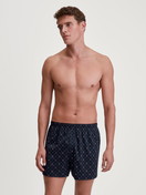 La modella / Il modello Uomo indossa Boxer con patta in 100% cotone di colore Blu, Modello, della serie Selected Cotton di CALIDA, Immagine aggiuntiva
