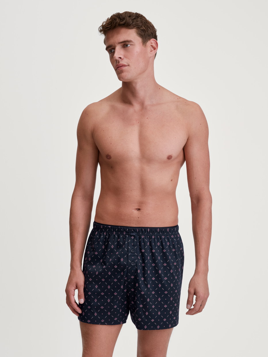 La modella / Il modello Uomo indossa Boxer con patta in 100% cotone di colore Blu, Modello, della serie Selected Cotton di CALIDA, Immagine aggiuntiva